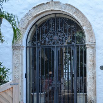 Кована врата със стъкло