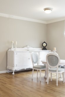 Светлокафяв под и бели врати