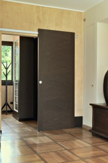 Кафяв под и тъмнокафяви врати