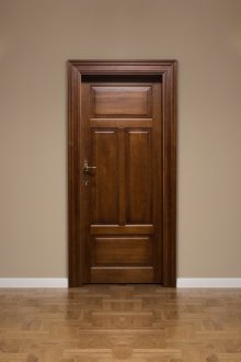 Кафяв ламинат и врати от тъмно масивно дърво