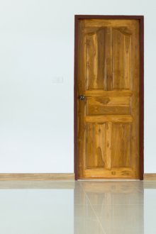 Бежов под и кафяви врати