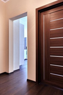 Тъмен под и тъмни врати