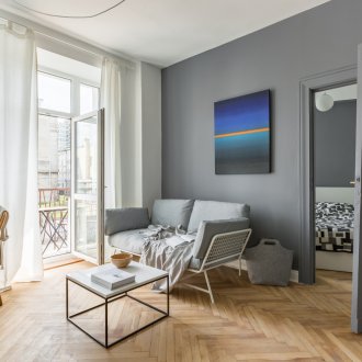 Светлокафяв под и сиви врати