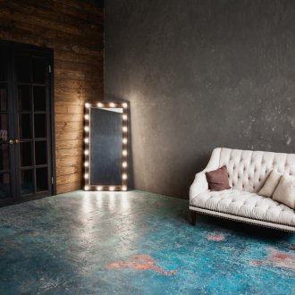 Тюркоазен под и тъмни врати