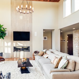 Бял килим на светлокафяв под