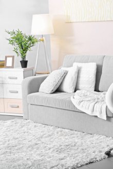 Бял килим на сив килим