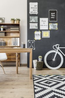 Черно-бял килим на бежов под