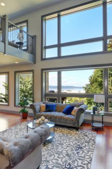 Сив килим на тъмнокафяв под