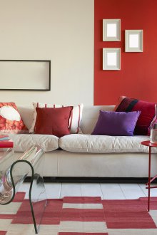 Червен бежов килим на бял под