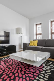 Многоцветен килим на кафяв под