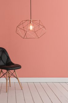 Бял под и розов тапет