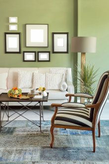 Бежов под и зелен тапет