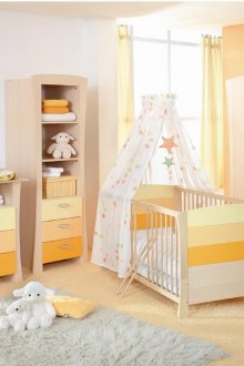 Kanopi di tapak semaian dengan aksen oren