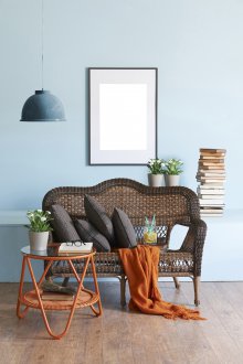 Кафяв под и син тапет