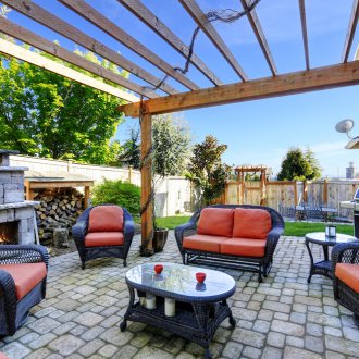 Зона за барбекю с меки дивани