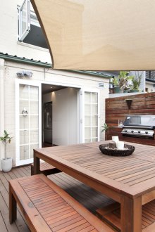 Зона за барбекю зад къщата