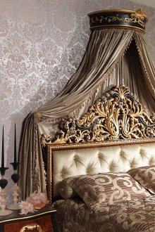 Kanopi di atas katil di bilik tidur klasik