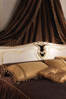 Kanopi coklat ketat di bilik tidur klasik