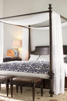 Kanopi putih telus di dalam bilik tidur