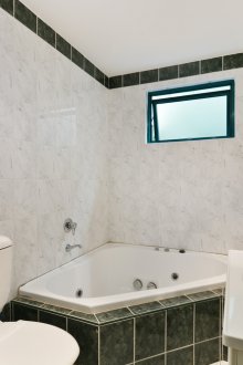 Ъглова вана в банята