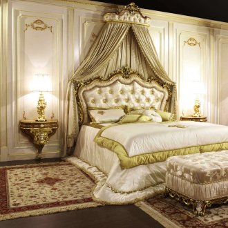 Kanopi emas mewah di atas katil