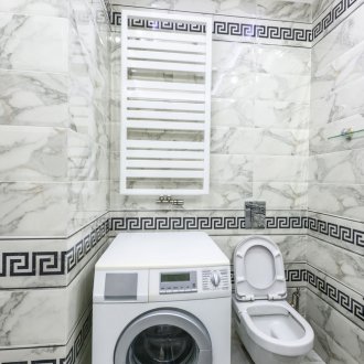 Мраморни плочки в малка баня