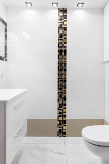 Бяла малка баня с душ