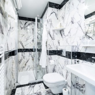 Бели мраморни плочки под душа