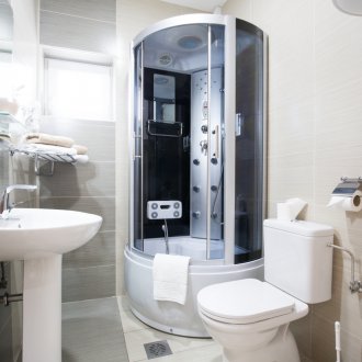 Душ кабина в малка баня