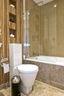 Кафяв интериор за баня