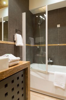 Тъмнокафява баня