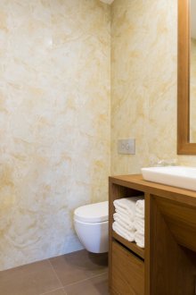 Шкаф с място за съхранение на малка баня