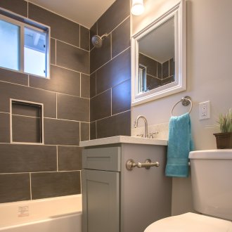 Интериор на малка баня с прозорец