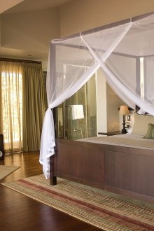 Kanopi yang indah di pedalaman bilik tidur dengan gaya eko