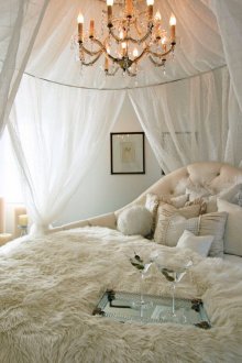 Kanopi bingkai di bilik tidur putih