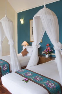 Kanopi di atas katil