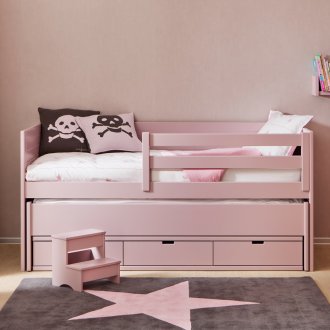 Ausziehbares Bett für das Mädchen