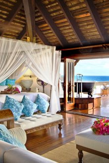 Kanopi telus besar pada bingkai katil