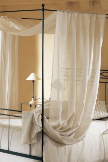 Kanopi lutut linen pada bingkai katil