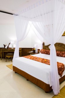 Kanopi putih telus di atas katil, dipasang pada siling