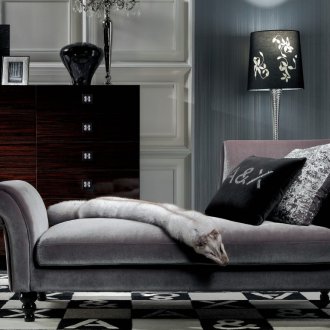 Кадифено легло на дивана