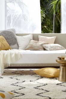 Модерен диван на леглото