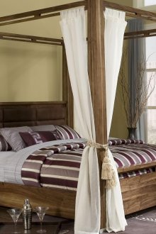 Kapas kanopi putih pada bingkai katil