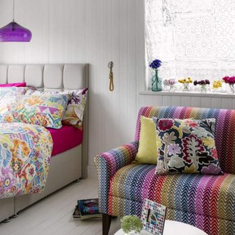Многоцветен диван за спалня