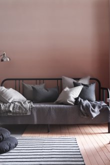 Метален диван за спалнята