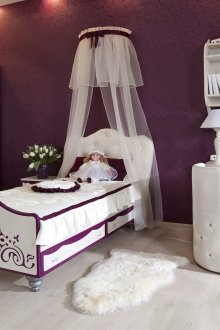 Kanopi di tapak semaian dengan kertas dinding ungu