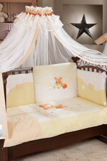 Kanopi yang indah di atas katil bayi