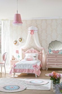 Kanopi cantik di bilik kanak-kanak untuk gadis itu