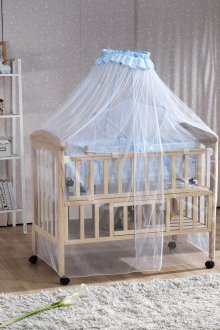 Kanopi biru telus di atas katil bayi