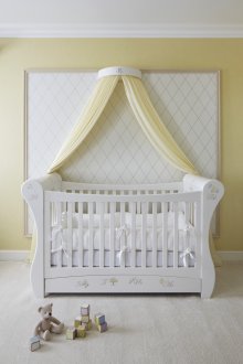 Kanopi kuning di atas katil bayi